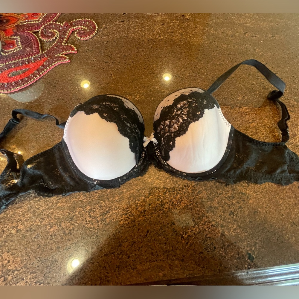 Victoria’s Secret bra. Never worn. 34DD